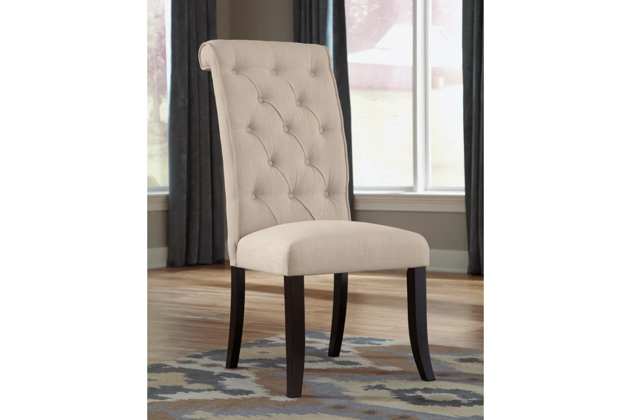 White Chair: item number 1G78EJ
